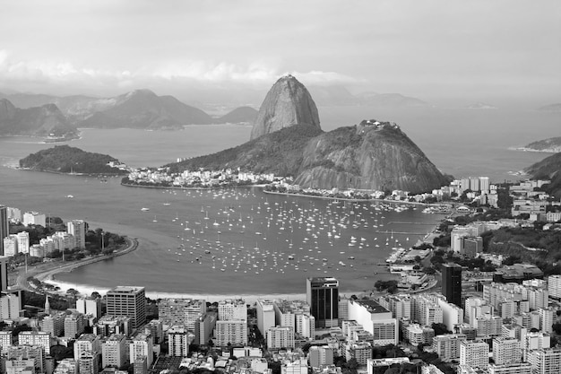 Foto vista aérea monocromática do rio de janeiro com a famosa montanha do pão de açúcar rio de janeiro brasil