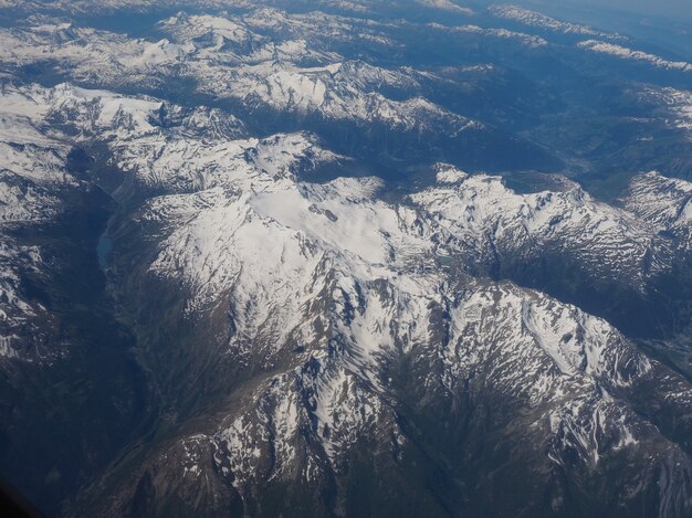 Vista aérea de la montaña de los Alpes