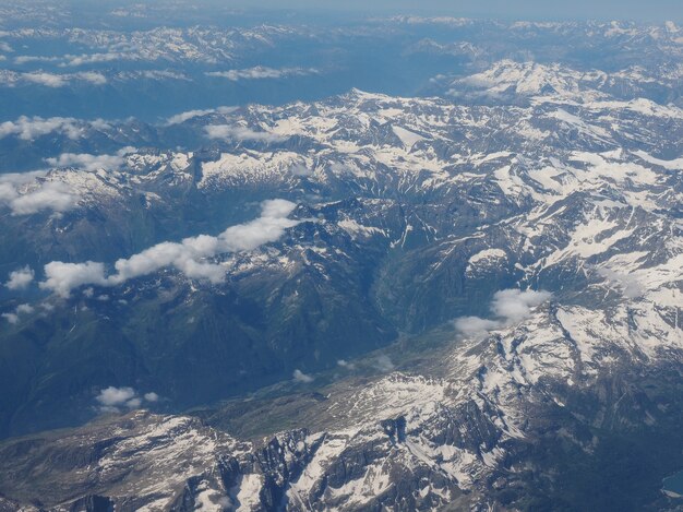 Vista aérea de la montaña de los Alpes