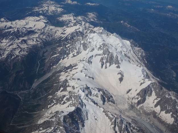 Vista aérea de la montaña de los Alpes