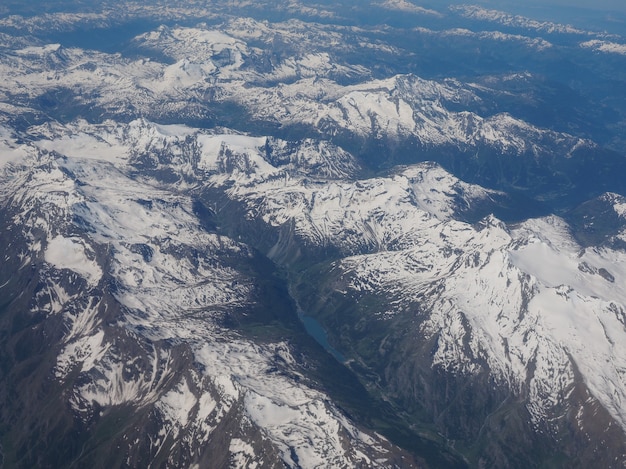 Vista aérea de la montaña de los Alpes