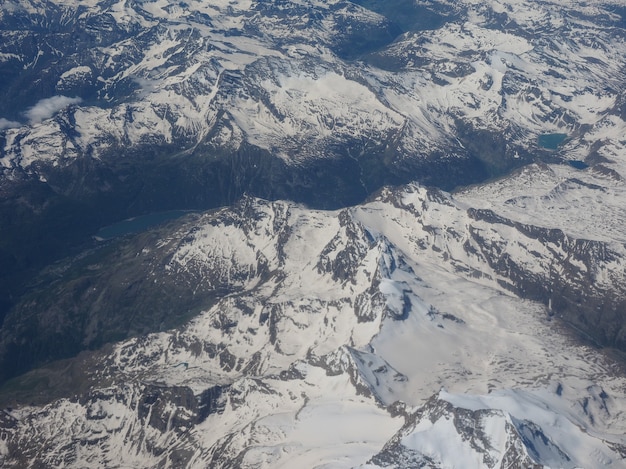 Vista aérea de la montaña de los Alpes