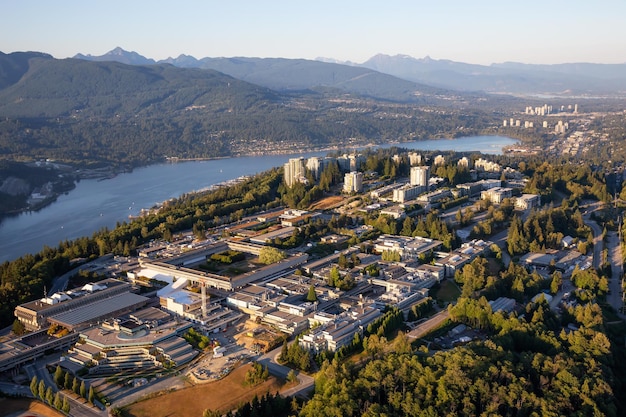 Vista aérea de la montaña Burnaby durante un vibrante atardecer soleado de verano