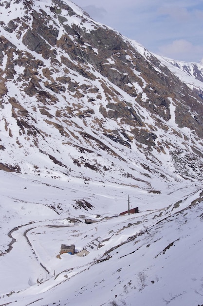 Vista aérea de una montaña cubierta de nieve