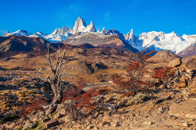 Vista aérea de la montaña Fitz Roy. Fitz Roy es una montaña ubicada cerca del pueblo de El Chaltén en la Patagonia Sur, en la frontera entre Chile y Argentina.