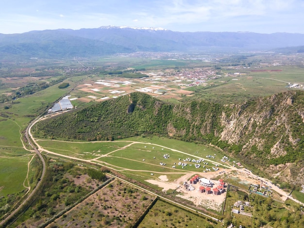 Vista aérea de la montaña Kozhuh en Bulgaria