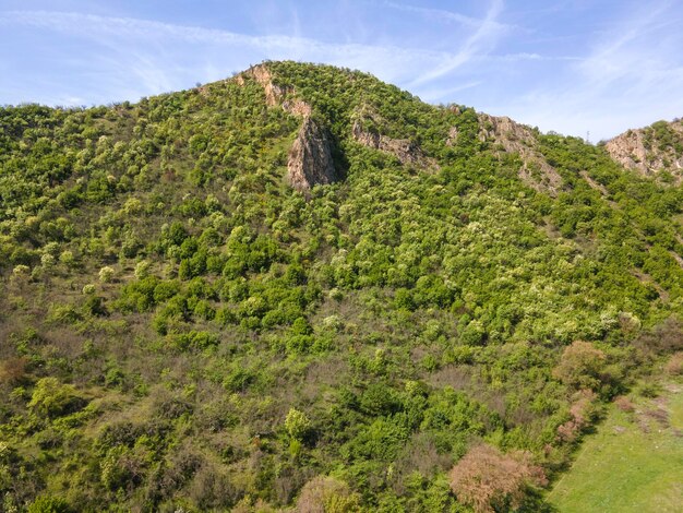 Vista aérea de la montaña Kozhuh en Bulgaria