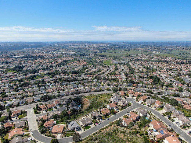 Vista aérea de la Montaña Negra del Valle del Carmelo con el barrio suburbano de San Diego