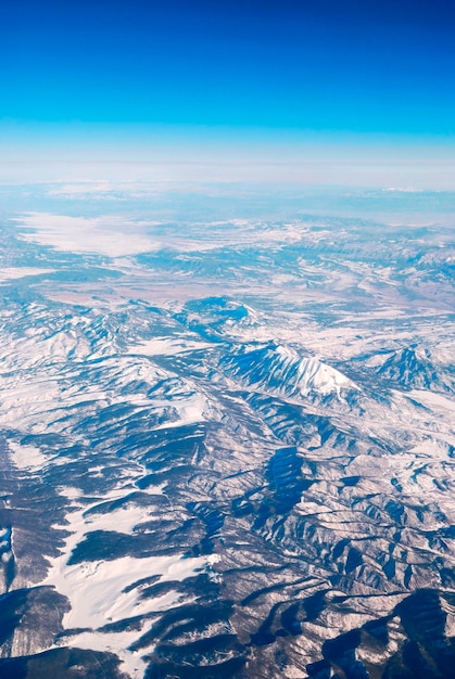 Vista aérea de la montaña nevada