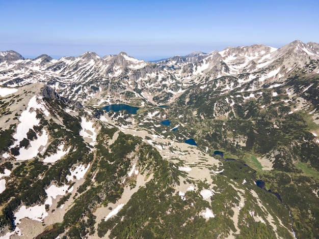 Foto vista aérea de la montaña pirin cerca de los lagos kremenski en bulgaria