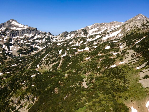 Vista aérea de la montaña Pirin cerca de los lagos Kremenski en Bulgaria