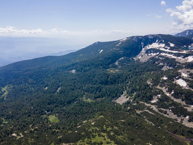 Foto vista aérea de la montaña pirin cerca de los lagos kremenski en bulgaria