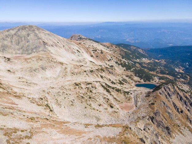 Foto vista aérea de la montaña pirin cerca del pico polezhan, bulgaria