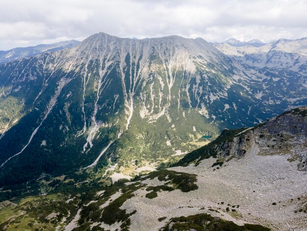 Foto vista aérea de la montaña pirin cerca del pico vihren en bulgaria