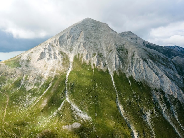 Foto vista aérea de la montaña pirin cerca del pico vihren en bulgaria