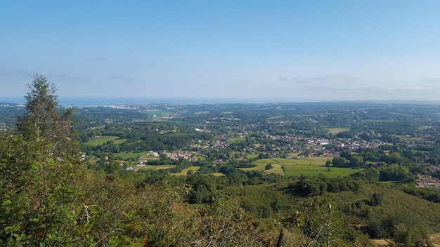 Vista aérea de la montaña de los Pirineos de Hendaya San Juan de Luz desde el Monte Larrun en Francia