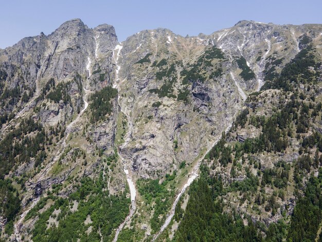 Foto vista aérea de la montaña rila cerca de kirilova polyana prado de cirilo bulgaria