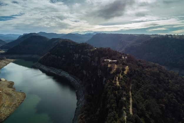 Vista aérea de la montaña y del río.