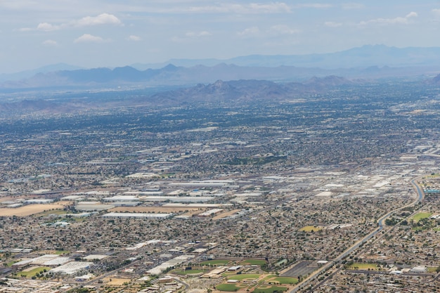 Vista aérea de la montaña de Scottsdale, cerca de Phoenix, Arizona, mirando hacia arriba en nosotros