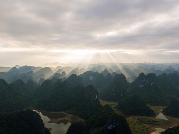 Vista aérea de la montaña Thung en la provincia de Tra Linh Cao Bang, Vietnam, con la naturaleza nublada del lago Concepto de viaje y paisaje