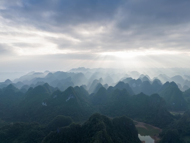 Vista aérea de la montaña Thung en la provincia de Tra Linh Cao Bang, Vietnam, con la naturaleza nublada del lago Concepto de viaje y paisaje