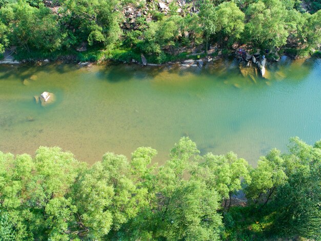 Vista aérea de montaña verde con río