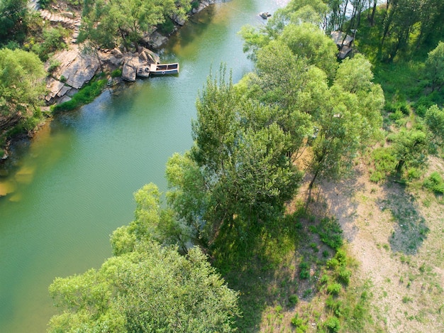 Vista aérea de montaña verde con río