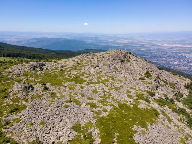 Foto vista aérea de la montaña vitosha cerca del pico kamen del, bulgaria