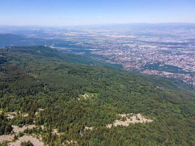 Foto vista aérea de la montaña vitosha cerca del pico kamen del, bulgaria