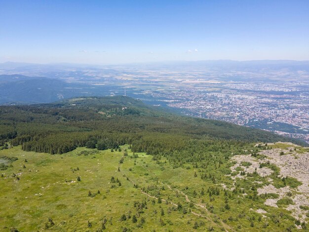 Foto vista aérea de la montaña vitosha cerca del pico kamen del, bulgaria