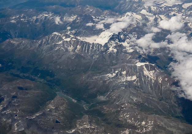 Vista aérea de las montañas de los Alpes