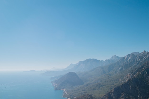 Vista aérea de las montañas de Antalya y el mar Mediterráneo.