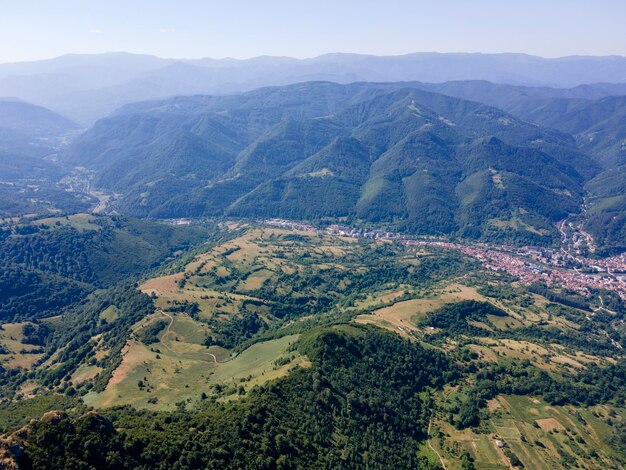 Foto vista aérea de las montañas de los balcanes cerca de la ciudad de teteven, bulgaria