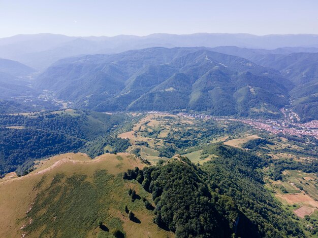 Vista aérea de las montañas de los Balcanes cerca de la ciudad de Teteven, Bulgaria