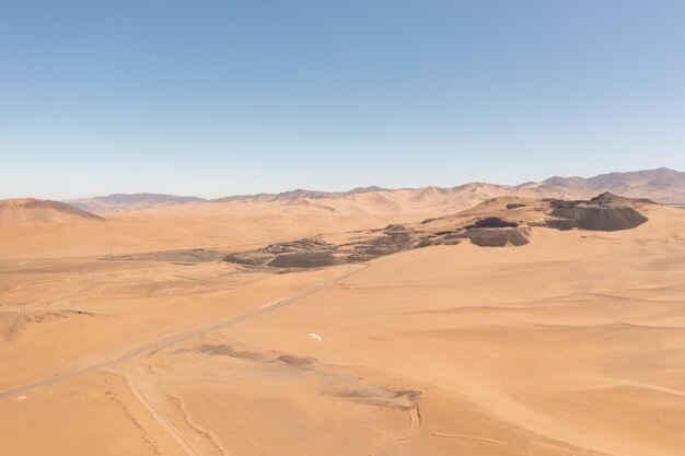 Vista aérea de montañas y un camino en el desierto de atacama cerca de la ciudad de Copiapo Chile