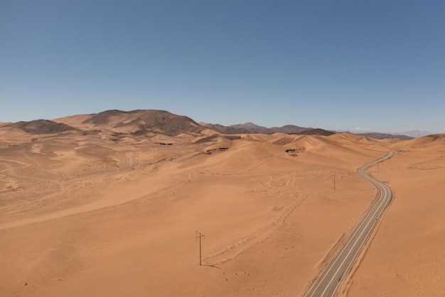 Vista aérea de montañas y un camino en el desierto de atacama cerca de la ciudad de Copiapo Chile