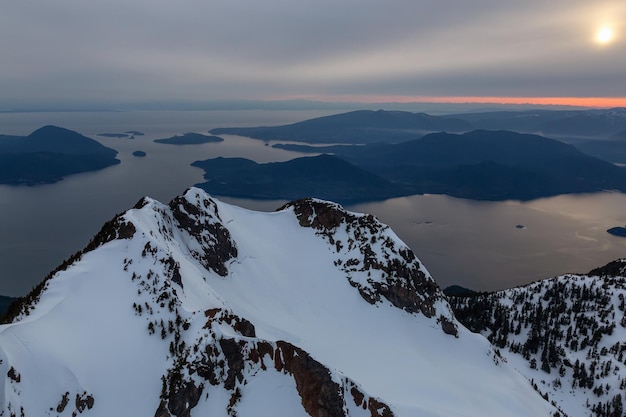 Vista aérea de las montañas canadienses en la costa del Océano Pacífico