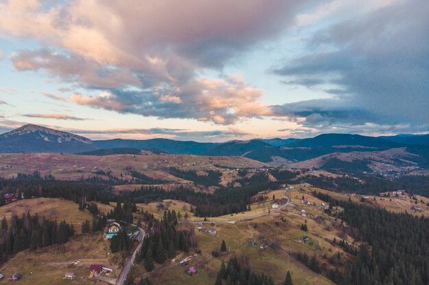 Vista aérea de las montañas de los Cárpatos con cielo nublado. paisaje