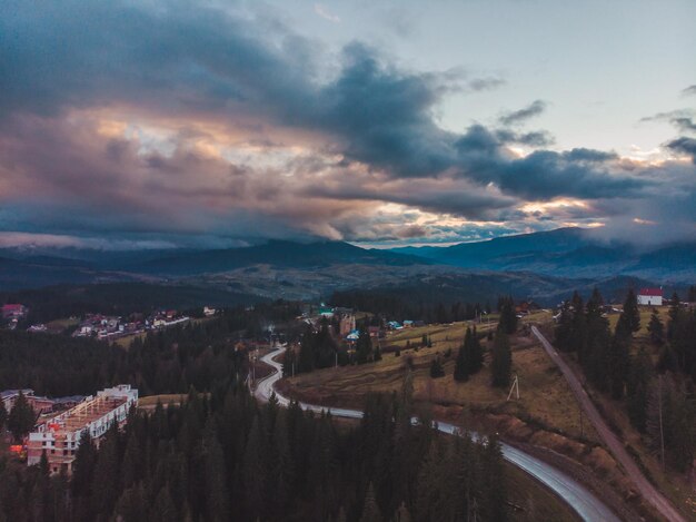 Foto vista aérea de las montañas de los cárpatos con paisaje de cielo nublado