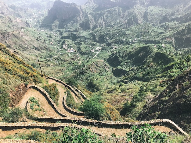 Vista aérea de las montañas con carreteras curvas y casas en un día soleado en la isla de Santo Antao en Cabo Verde, África