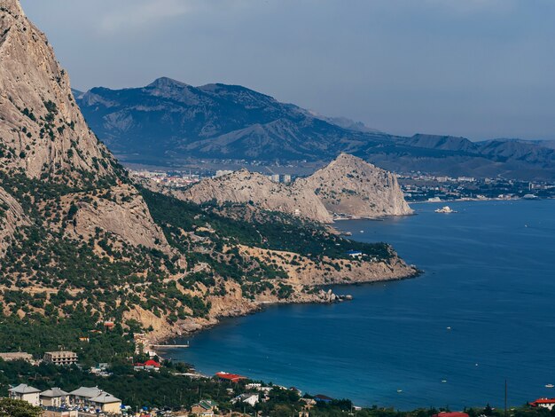 Foto vista aérea de montañas cerca de la costa