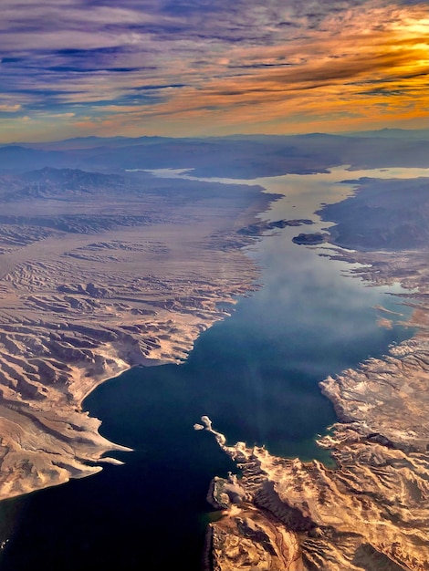 Foto vista aérea de las montañas everett cubiertas de nieve contra el cielo durante la puesta de sol