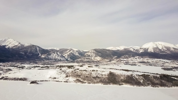 Vista aérea de las montañas en invierno.