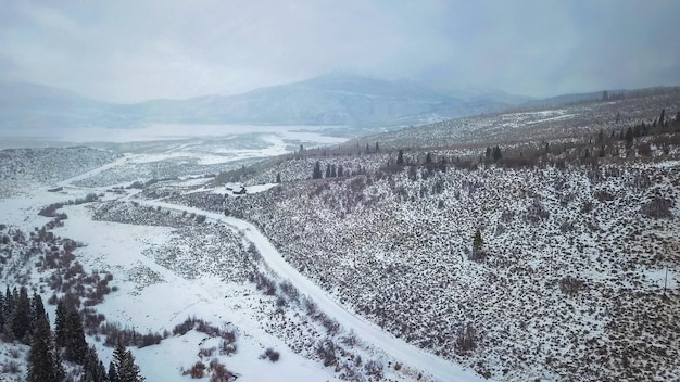 Vista aérea de las montañas en invierno.