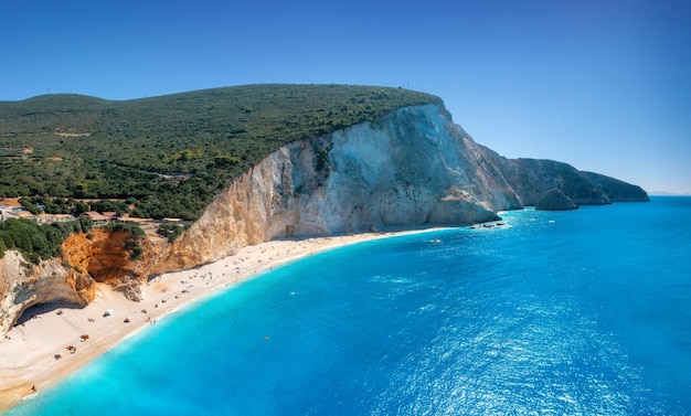 Vista aérea de las montañas del mar azul playa de arena blanca en un día soleado en verano Panorama Porto Katsiki Isla de Lefkada Grecia Hermoso paisaje con rocas de la costa del mar cielo de agua azul Vista superior