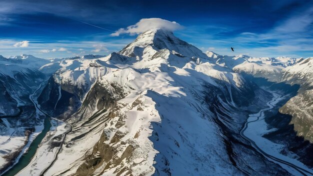 Vista aérea de las montañas nevadas de Austria desde la cima de una montaña