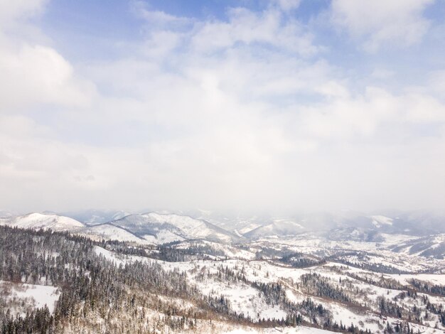 Vista aérea de las montañas nevadas de los Cárpatos ucranianos copie el espacio