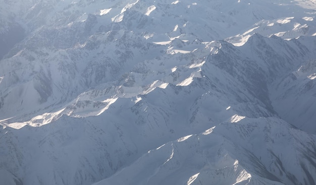 Vista aérea de las montañas nevadas vista superior del paisaje invernal