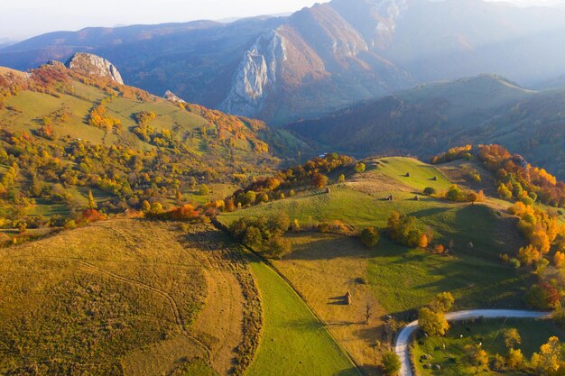 Foto vista aérea de las montañas durante el otoño