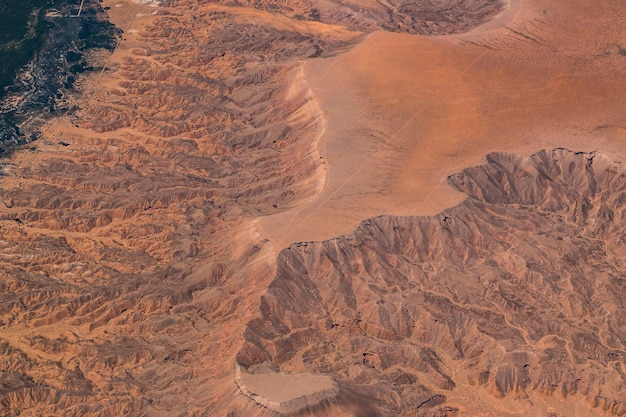 Vista aérea de las montañas rocosas en un día soleado